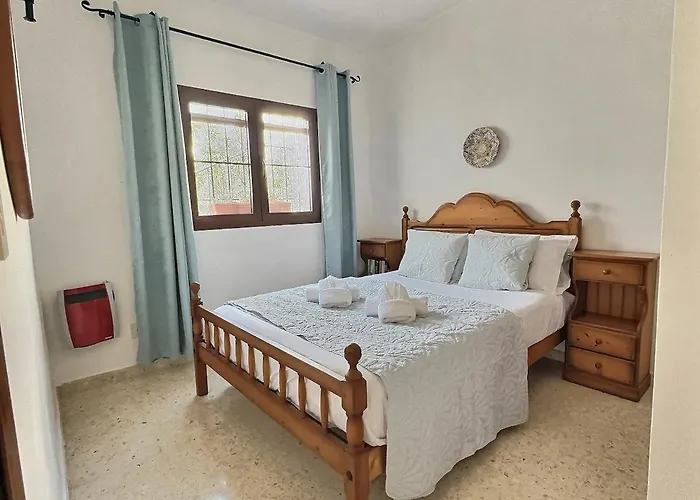 Community Pool House And Sea View نيرخا